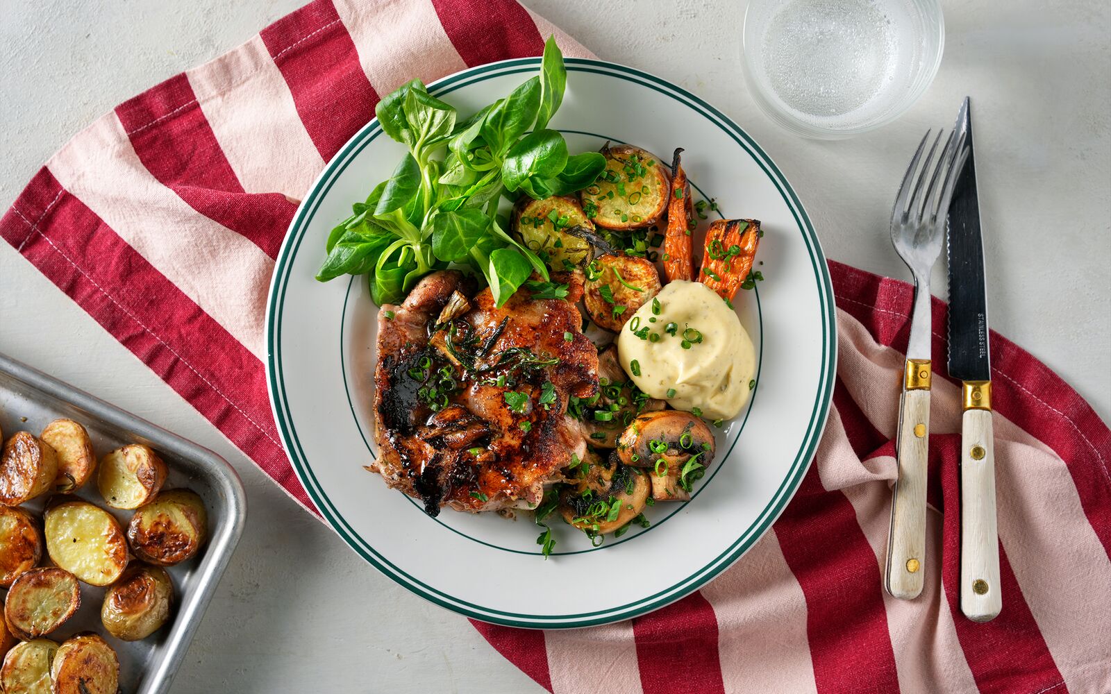 Kyckling med rostade rotfrukter, vitlöksstekt svamp och bearnaise