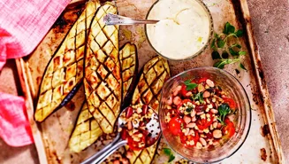 Ugnsbakade auberginer med vetesallad