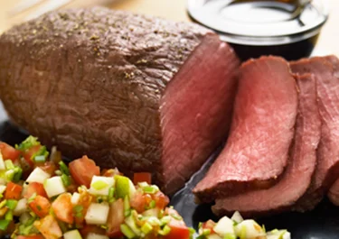 Varm rostbiff med tomatsalsa och balsamicoreduktion