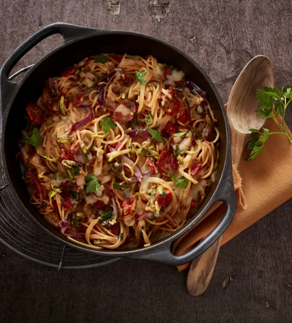 One-Pot-Pasta mit Zucchini und scharfer Wurst