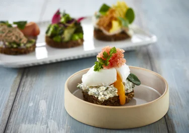 Smørrebrødstapas med to gange æg