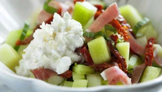 Melon- och skinksallad med smak av pepparrot