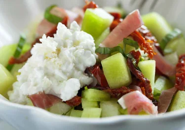 Melon- och skinksallad med smak av pepparrot