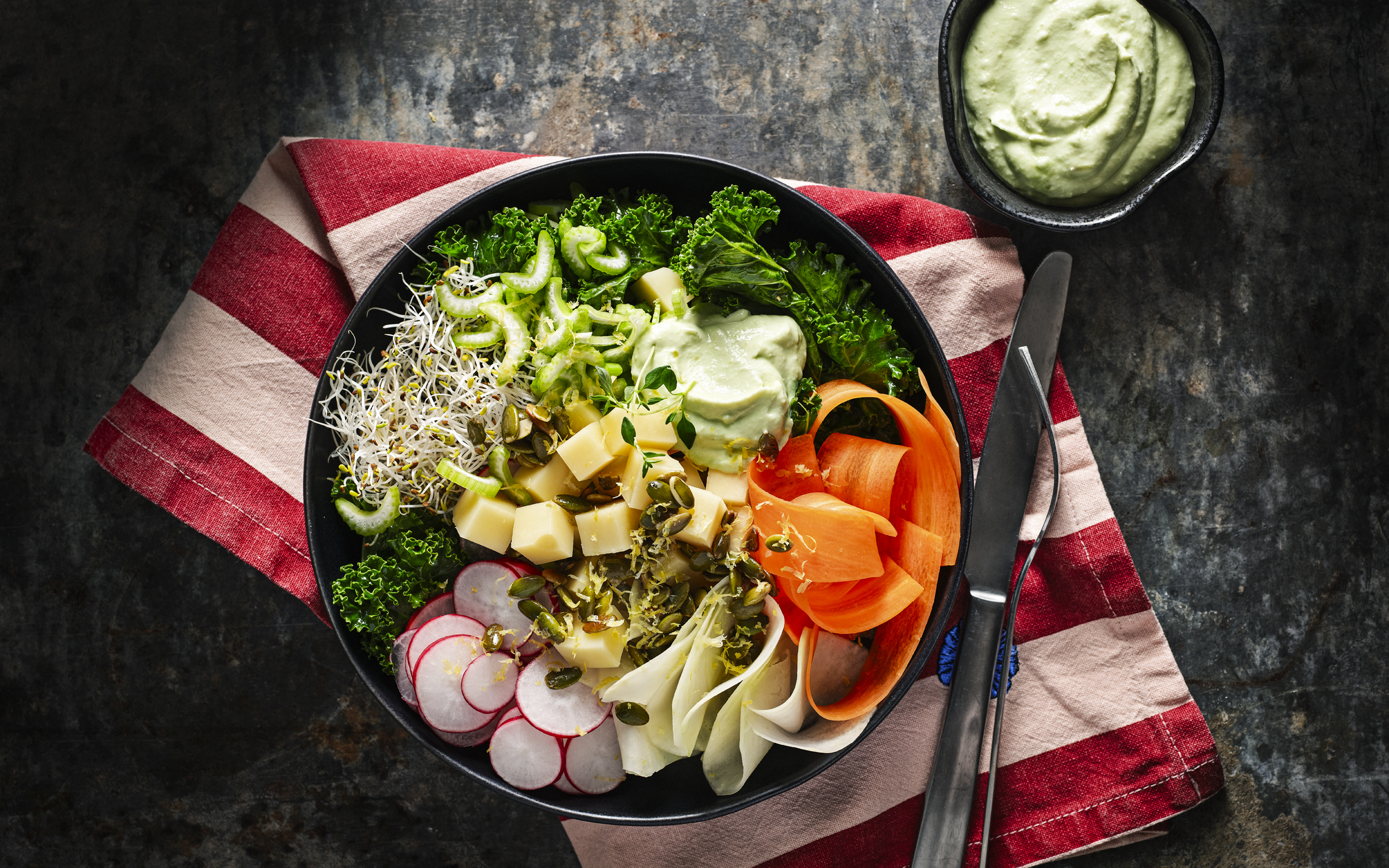 Sallad med ost och avokadokräm
