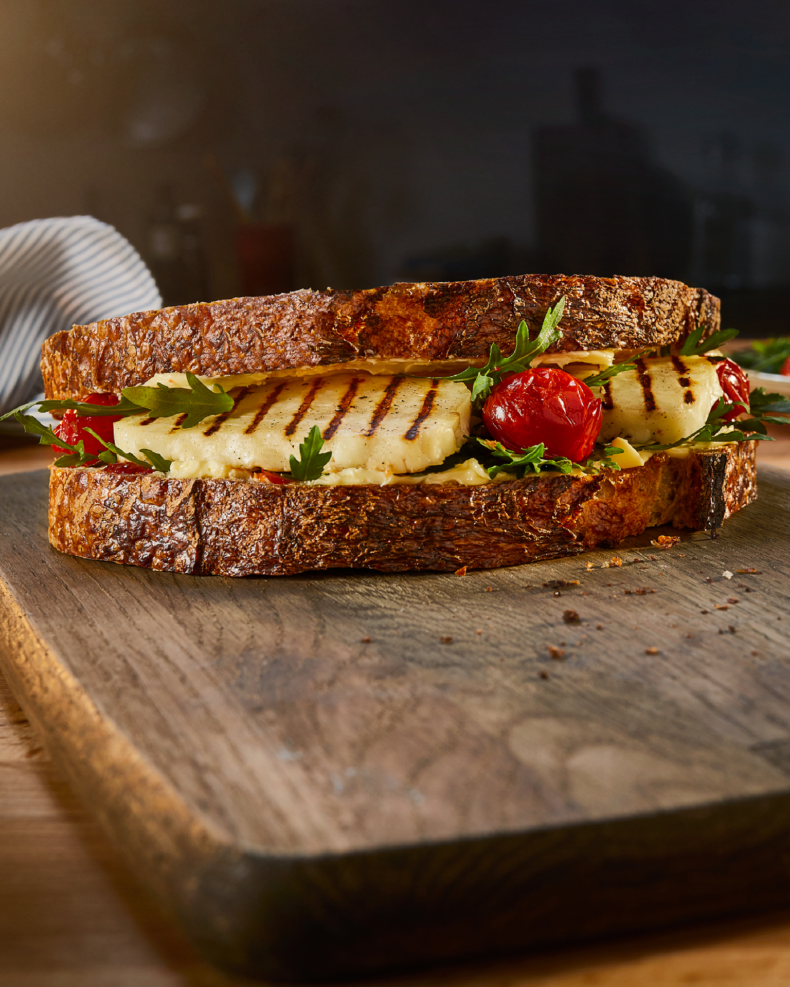 Sándwich de queso halloumi y tomate