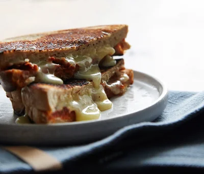 Stekte smørbrød med tomatpesto og hvitmuggost