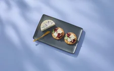 Cinnamon biscuits with blue cheese