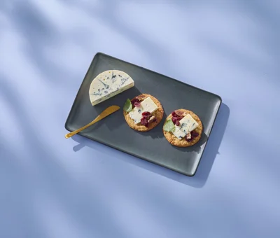 Cinnamon biscuits with blue cheese