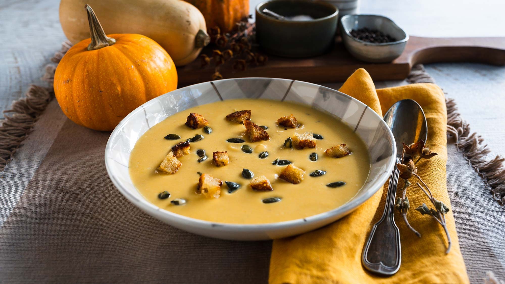 Κολοκυθόσουπα βελουτέ με κρουτόν βουτύρου & κολοκυθόσπορο