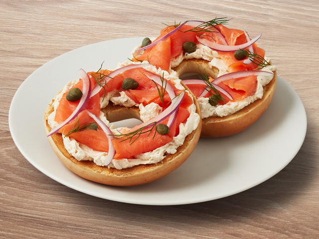 Bagel au saumon fumé, à l'aneth, aux câpres et à l'oignon avec fromage à la crème aux herbes et aux épices Tre Stelle