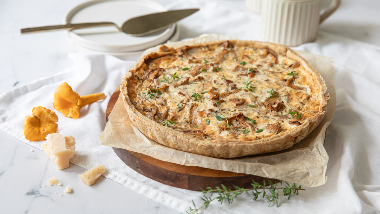 Juustoinen sienipiirakka