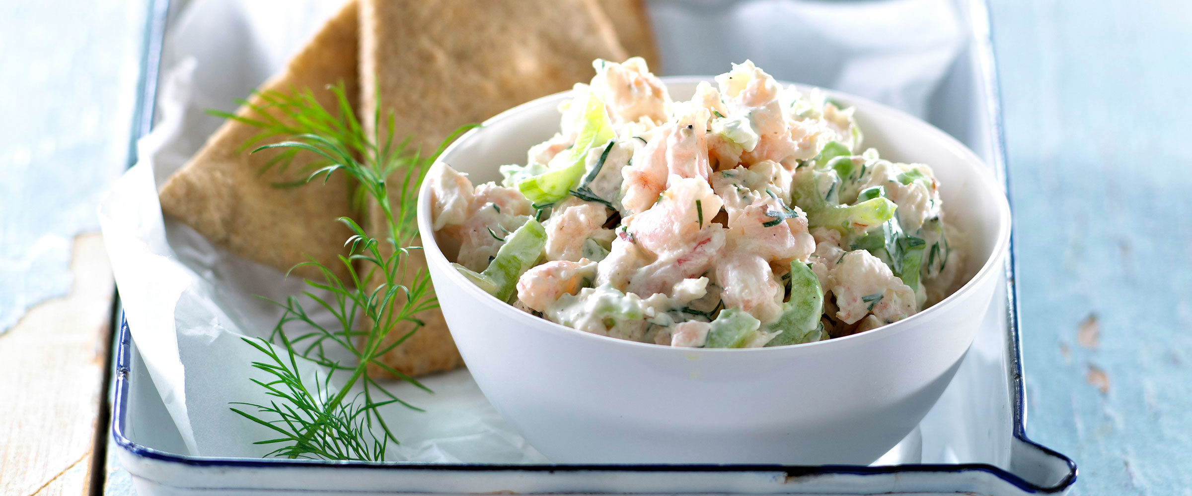 Sałatka z krewetkami i chlebkiem pita