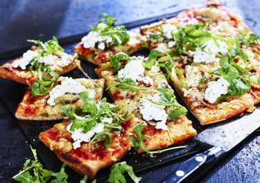 Pizza med rucola och cottage cheese