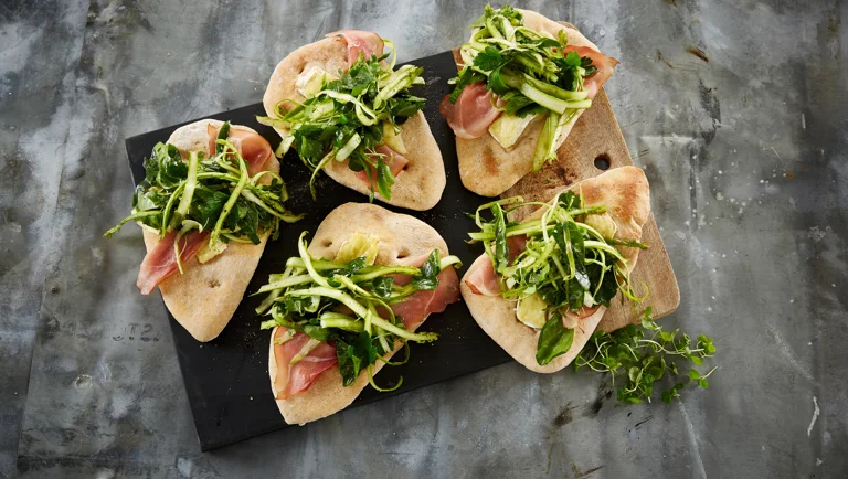 Pizzaslice med brie, grønne asparges og sommerurter