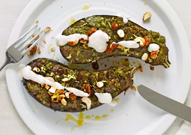 Ost- och örtgratinerad aubergine med gräddfil och nötter