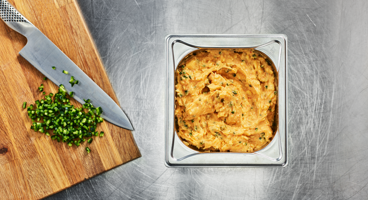 Mornay är en fast ostkräm som här görs på Arla Unika® Gammel Knas eller långlagrad Falbygdens® Svecia. Den kryddas upp med både malen chilipeppar och färsk jalapeño. Använd som fyllning i t ex Pain Suisse som görs på croissantdeg.