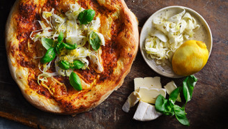 Vegetarisk pizza med röd pesto