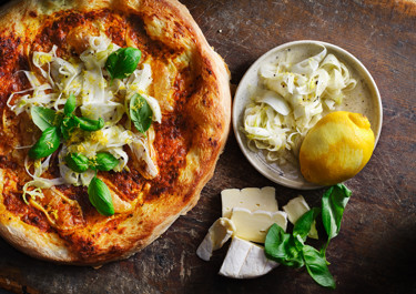 Vegetarisk pizza med röd pesto