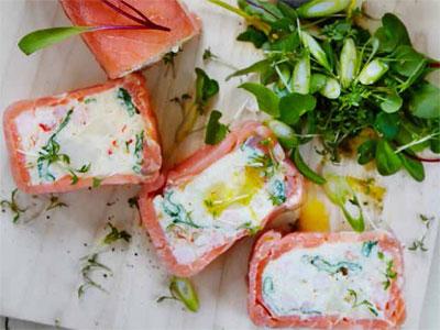 Fisk- och skaldjursterrin med krassesallad