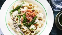 Lactose-free pasta with salmon and asparagus