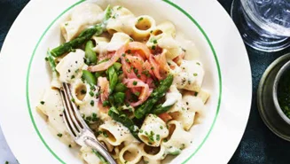 Lactose-free pasta with salmon and asparagus