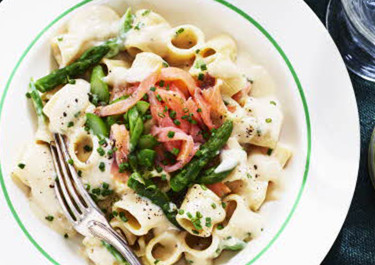 Lactose-free pasta with salmon and asparagus 