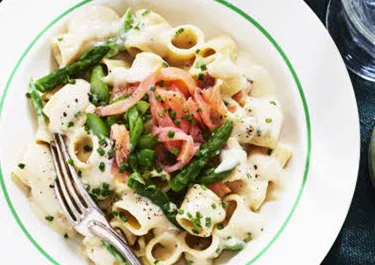 Lactose-free pasta with salmon and asparagus