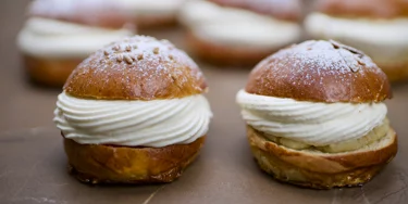 Laskiaspulla on sesonkituote parhaimmillaan, josta on helppo luoda myös erilaisia omia muunnelmia.