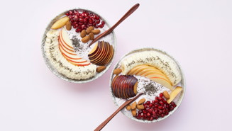 Skyr med chiafrø, granatæble og mandler