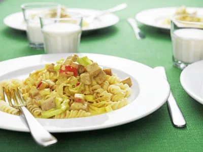 En av elevernas favoriträtter är korvstroganoff. Men vi har lagt till curry och äpple i grytan och serverar med pasta istället för ris.