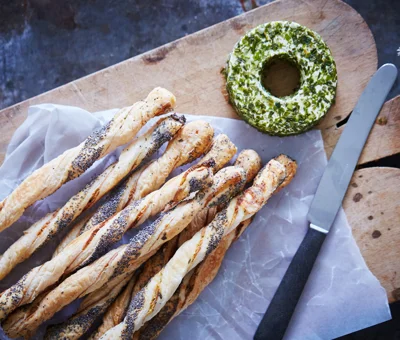 BLÄTTERTEIG-GRISSINI MIT FRISCHKÄSE