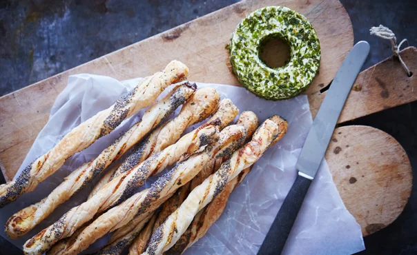 BLÄTTERTEIG-GRISSINI MIT FRISCHKÄSE