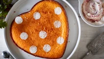 Saffranskladdkaka med hallongrädde