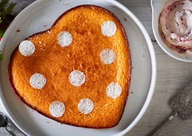Saffranskladdkaka med hallongrädde