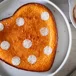 Saffranskladdkaka med hallongrädde