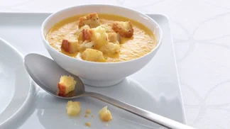 Frisk gulrotsuppe med ingefær og sprø krutonger