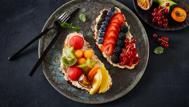 Fruchtiger Toast mit Ananas-Frischkäse