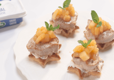 Montadito de solomillo con manzana caramelizada y Arla Queso de untar Natural