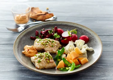 Grillstegt multe med sprøde grøntsager