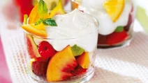 Fruktsallad med honungsgrädde