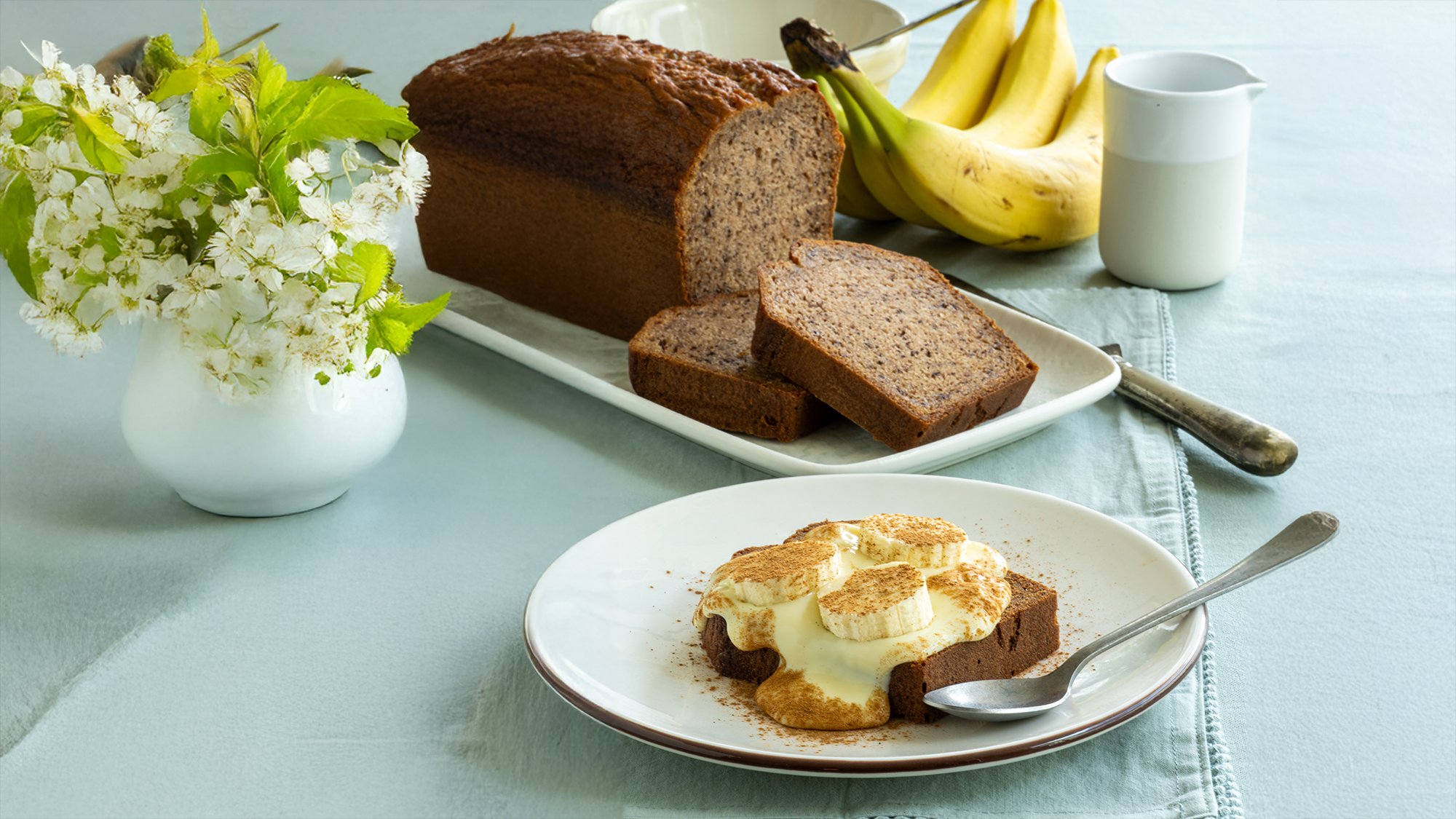 Banana bread με πουτίγκα βανίλιας και φέτες μπανάνας