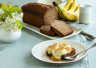 Banana bread με πουτίγκα βανίλιας και φέτες μπανάνας
