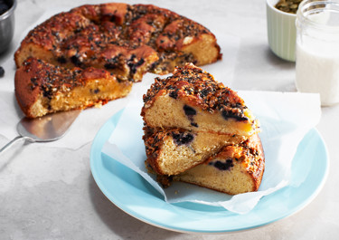 Kardemummakladdkaka med blåbär och frötosca