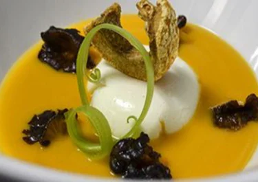 Crema de calabaza y queso con huevo, trompetillas y torreznos