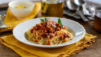 Spaghetti με τόνο, κάπαρη και σάλτσα ντομάτας