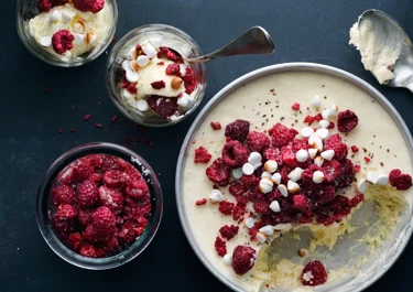 Parfait med kardemumma, hallon och avbrända maränger