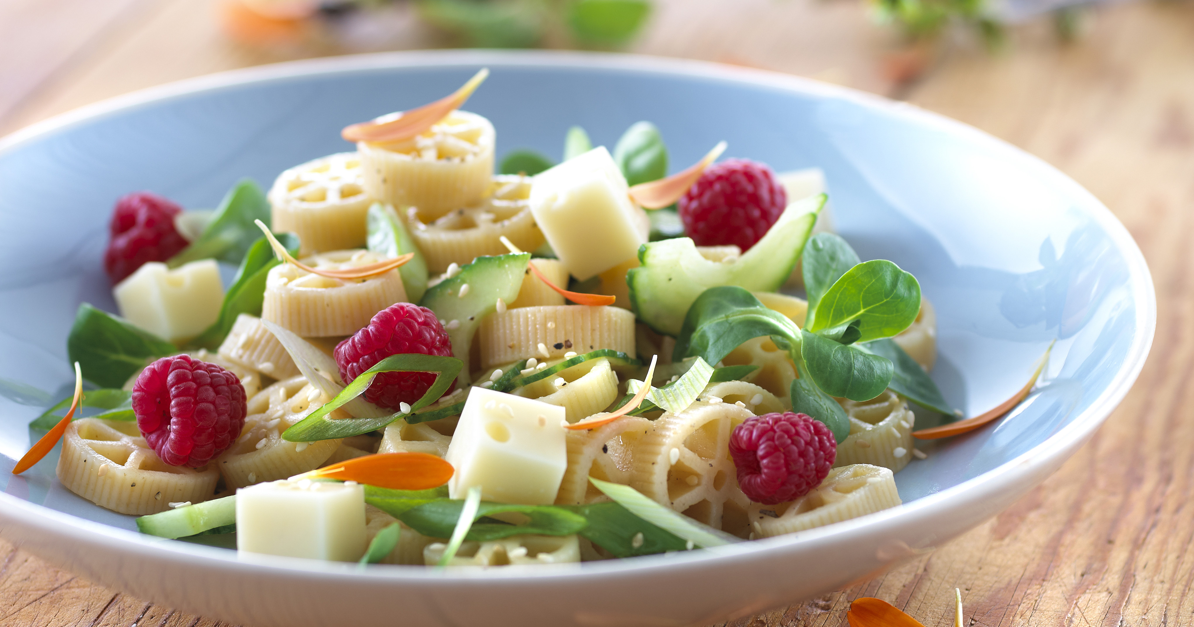 Pastasalat med hindbær og sommerblomster