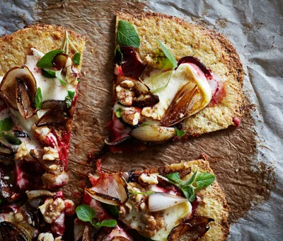 Pizza mit Blumenkohlboden mit Extra cremiger White, roter Bete und Walnüssen