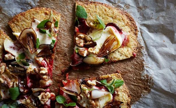 Pizza mit Blumenkohlboden mit Extra cremiger White, roter Bete und Walnüssen