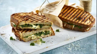 Recette de toast au chou frisé,  moutarde et mozzarella